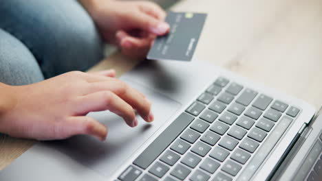 persona, computadora portátil y manos con tarjeta de crédito