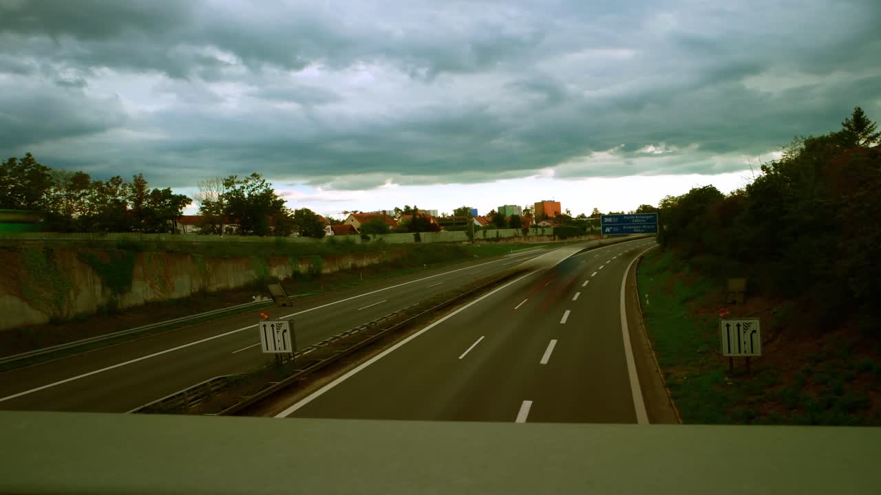 가을 날 도로의 시간 지연