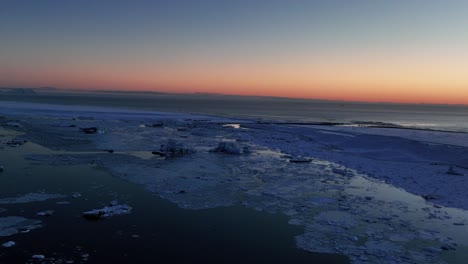 Blaue-Stunde-über-Jokulsarlon-Und-Breidamerkursandur,-Diamantstrand-In-Südisland