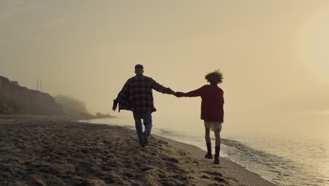 Liebespaar,-Das-Am-Strand-Spaziert.-Glückliches-Mädchen-Und-Glücklicher-Mann,-Die-Den-Sommersonnenuntergang-Am-Meer-Genießen