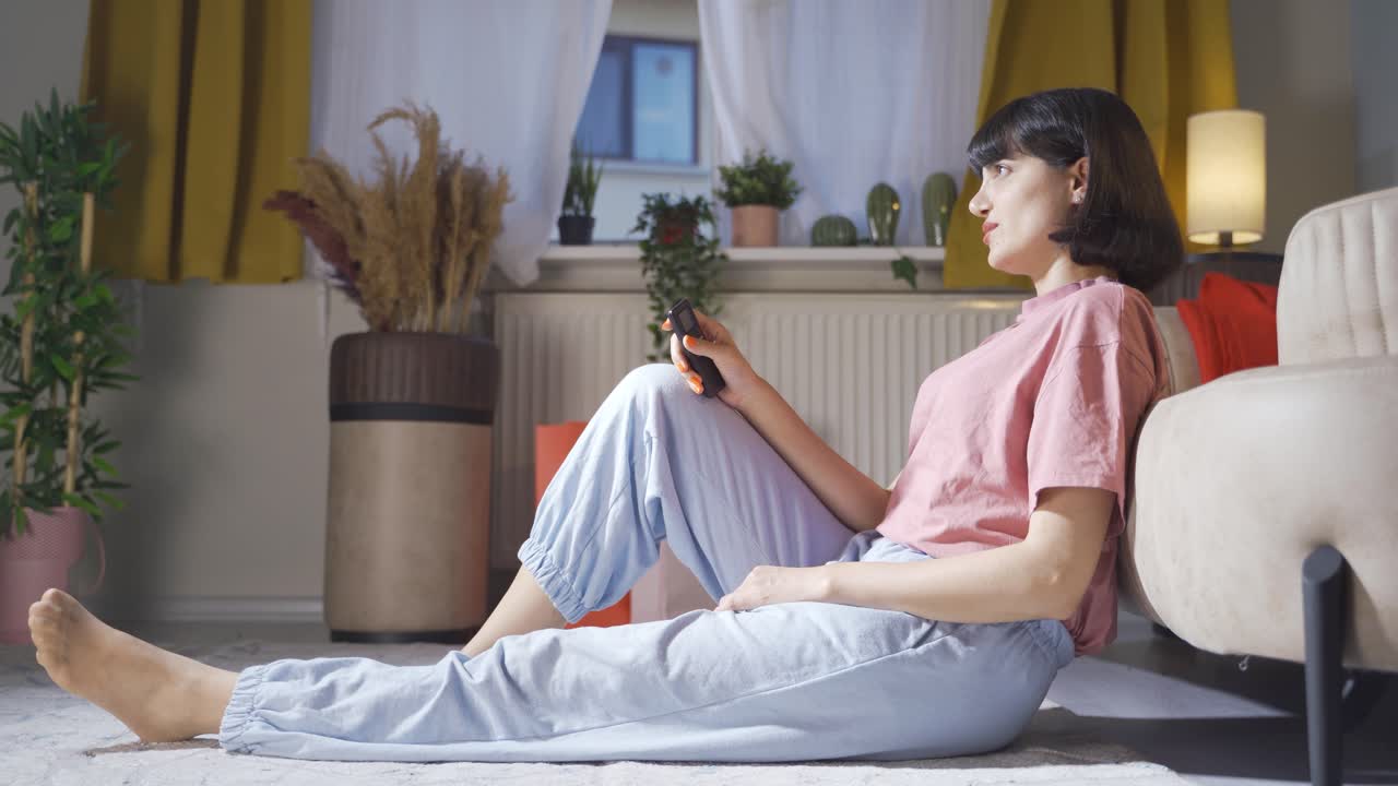 공포 영화를 보는 여자.