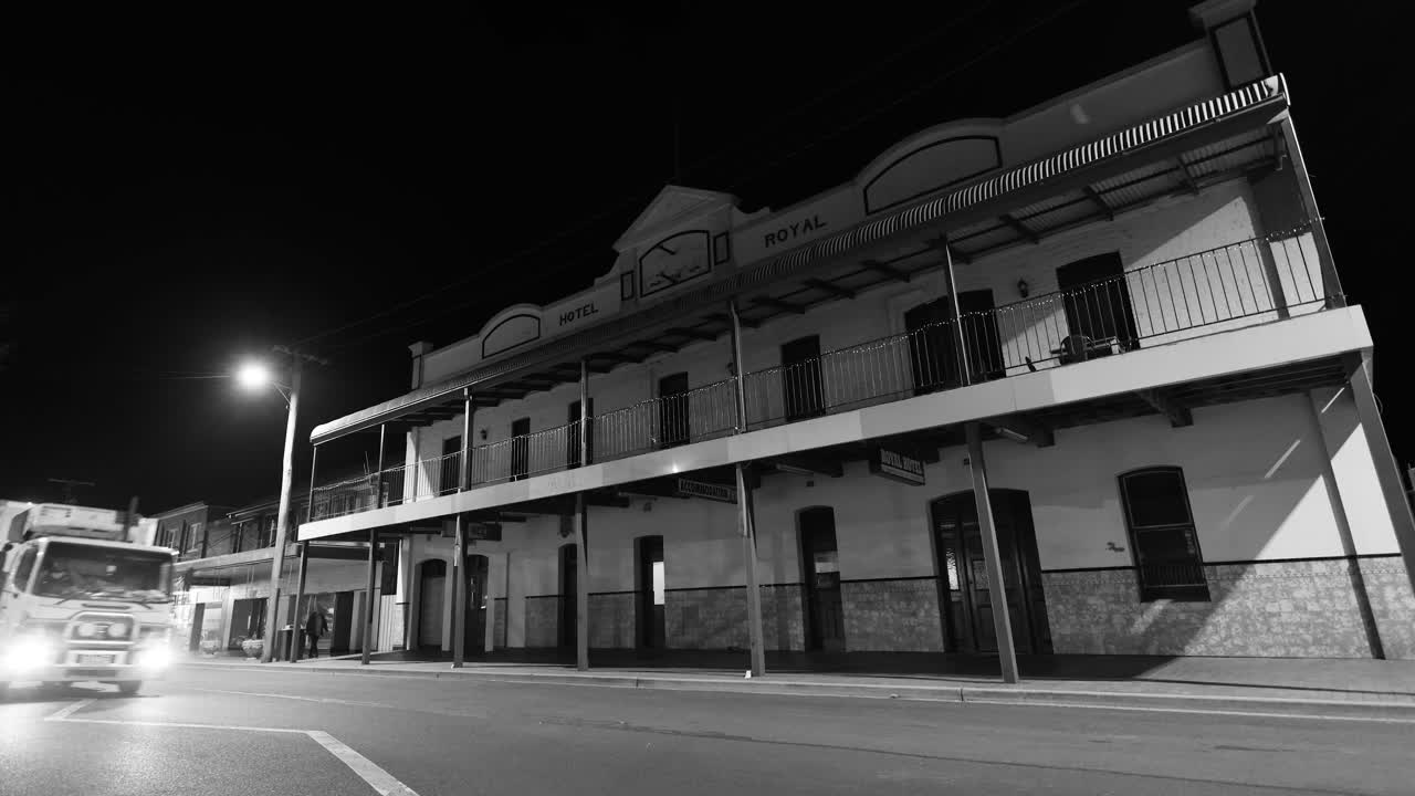 밤에는 식민지 양식의 건물에 의해 차량 속도