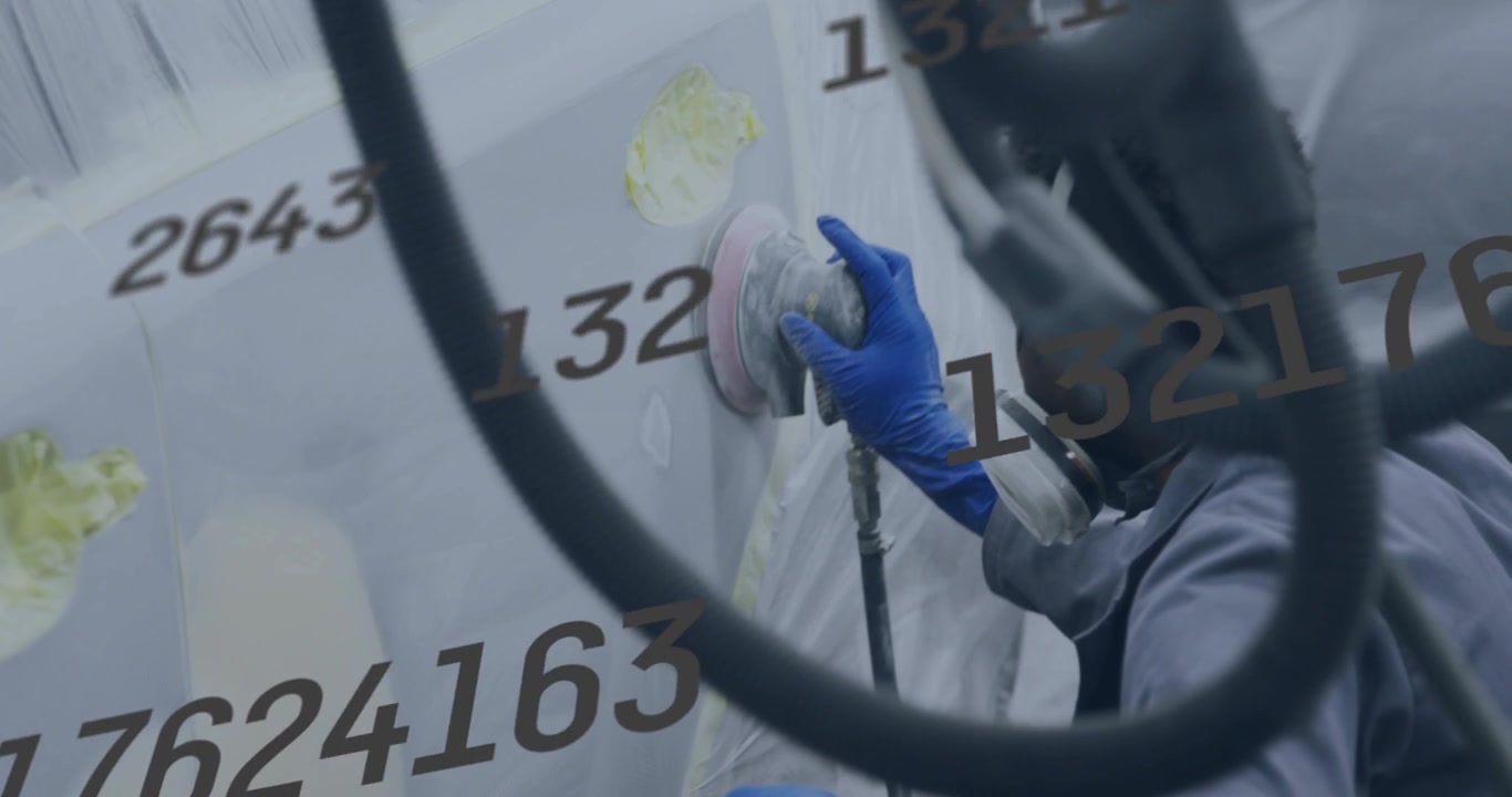Tecnico afroamericano leviga un pannello con una levigatrice orbitale vicino a tubi flessibili, con un overlay numerico e spazio per il testo.