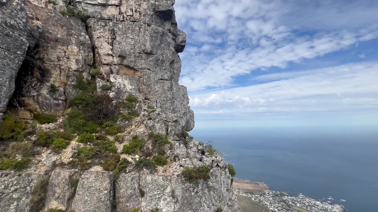 Udsigt fra svævebane, der nærmer sig klippen på Taffelbjerget. Cape Town, Sydafrika