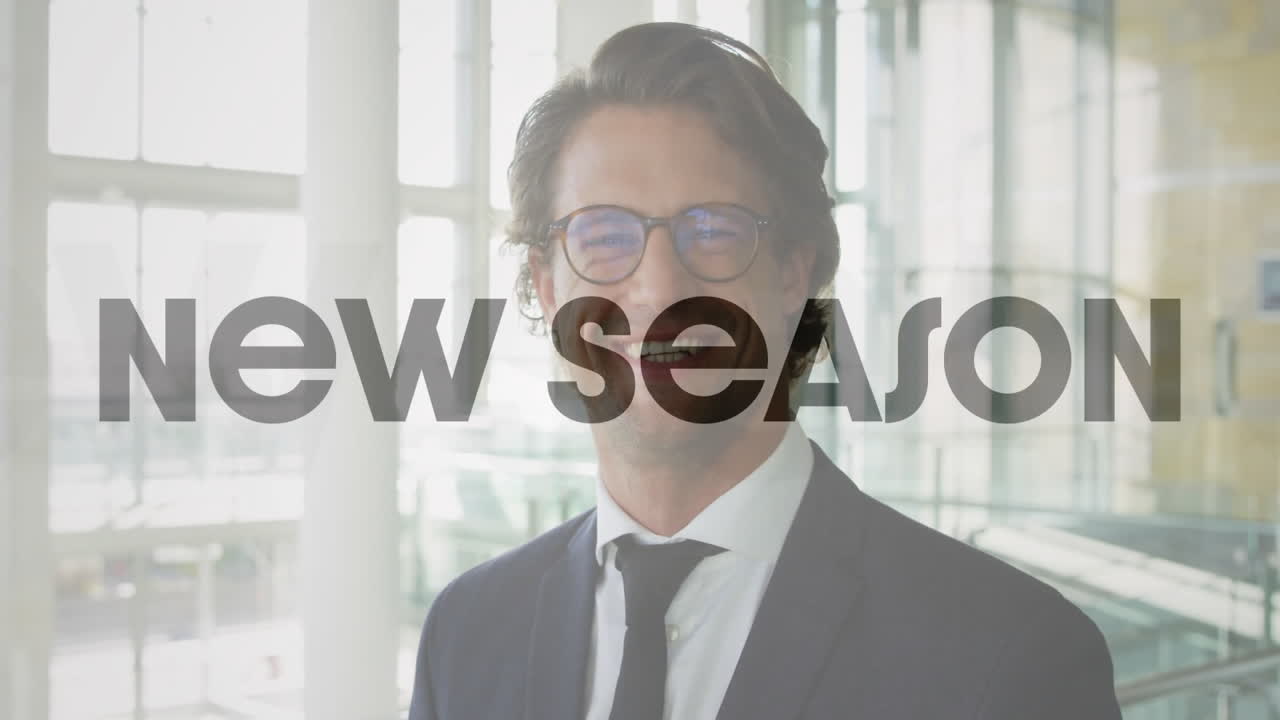 nueva temporada de animación de texto sobre el empresario sonriente en la oficina moderna