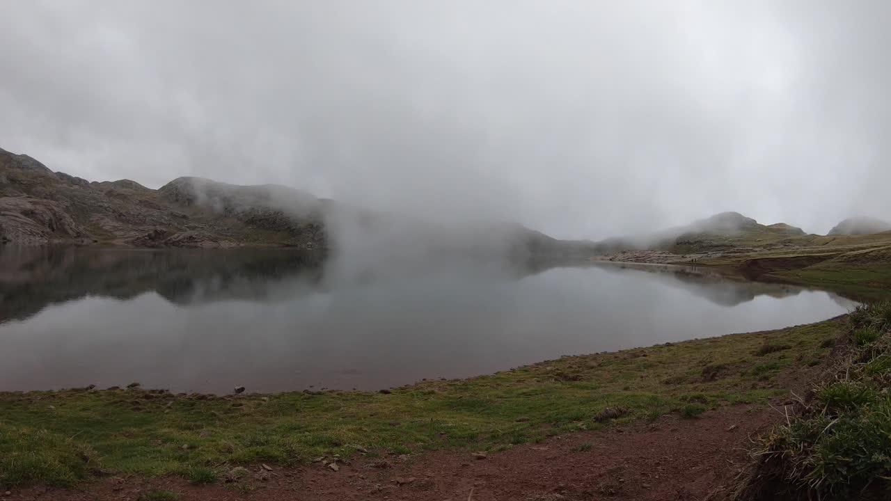 lapso de tiempo en un lago geotermal