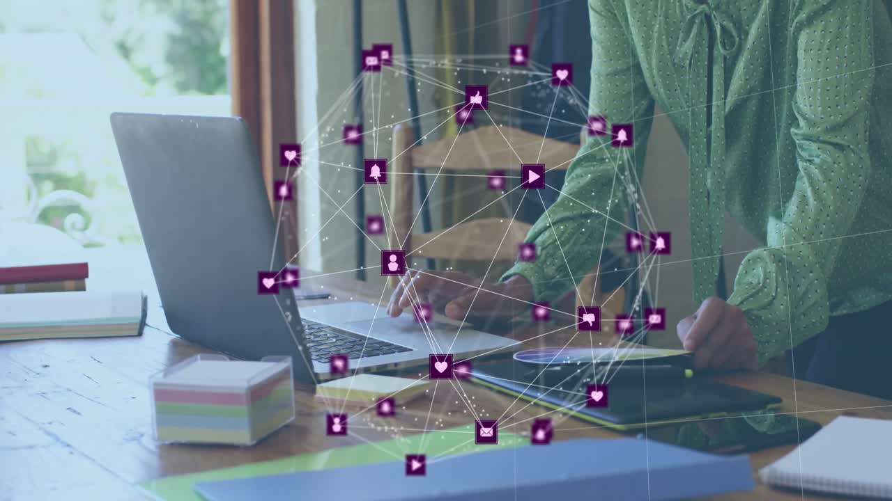 animación de globo hecho de conexiones sobre la sección media de la mujer caucásica trabajando en la computadora portátil
