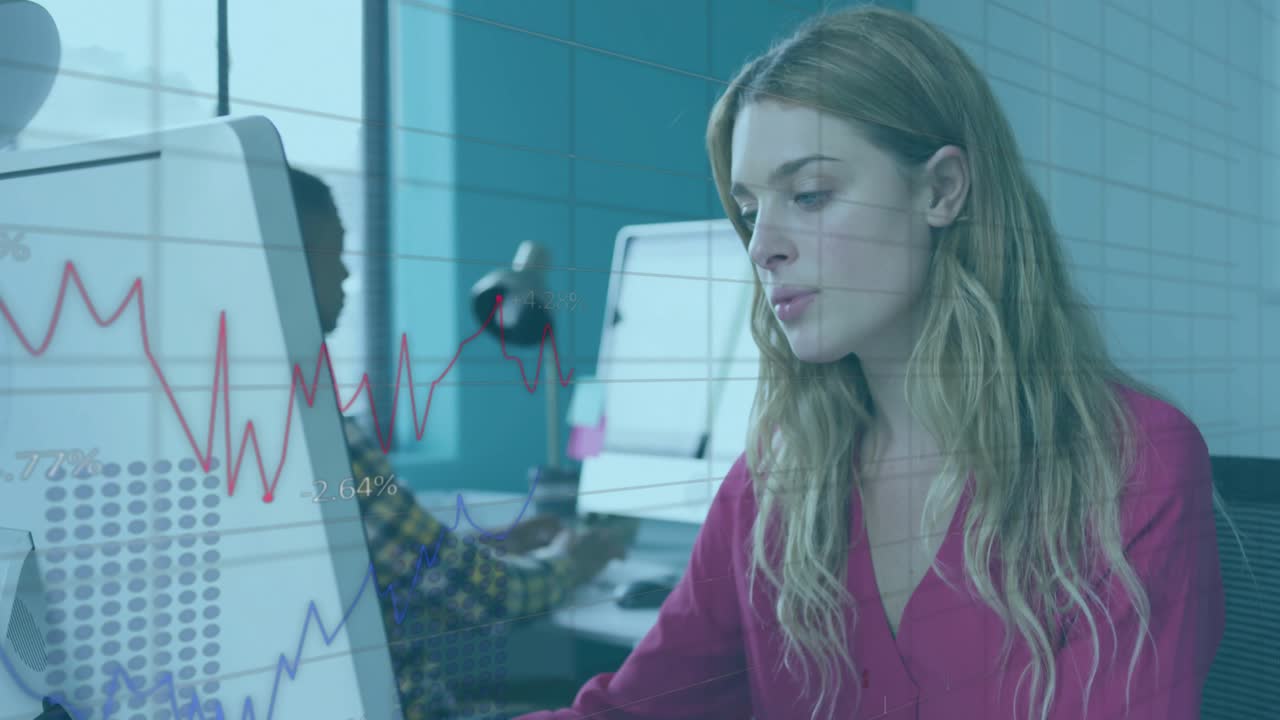 Collega donna che digita sulla tastiera e avvia una sovrapposizione di grafico a linee bicolore durante l'analisi dei dati.