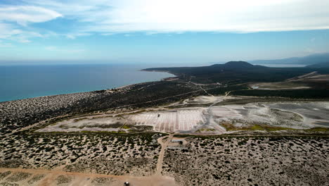 toma de drone que muestra la colección de sal rosa cerca del mar en baja california sur mexico