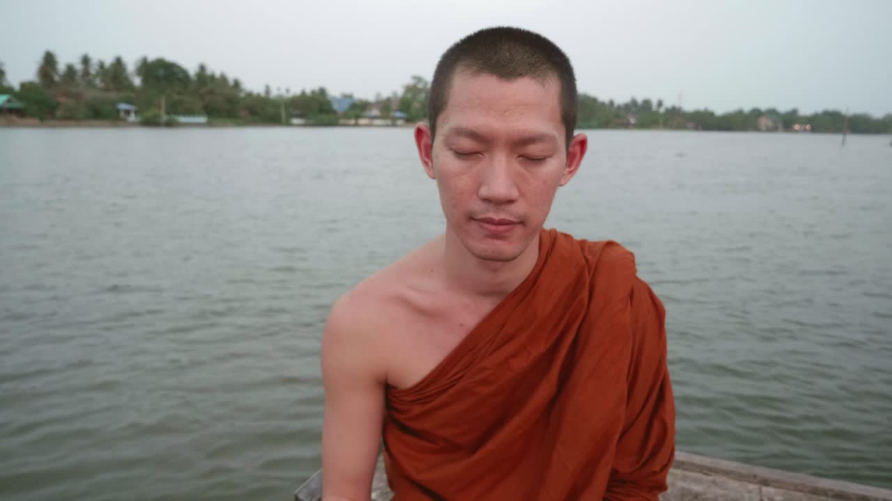 монахи медитировали на набережной возле дерева бодхи