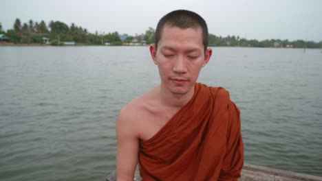 los monjes estaban meditando en el paseo marítimo cerca del árbol bodhi