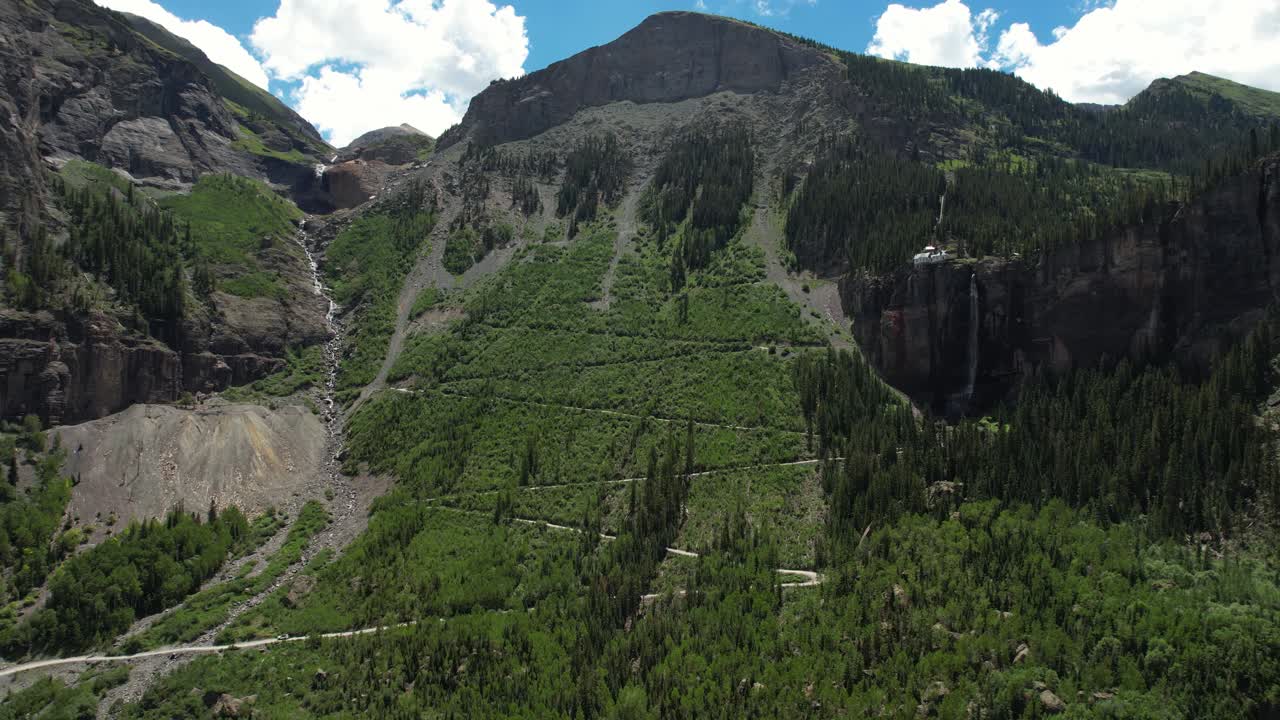 vista aérea de las cataratas del velo de novia y las colinas sobre el valle de teluride, colorado, ee.uu., disparo de dron