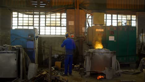 trabajador que trabaja en un taller de fundición 4k