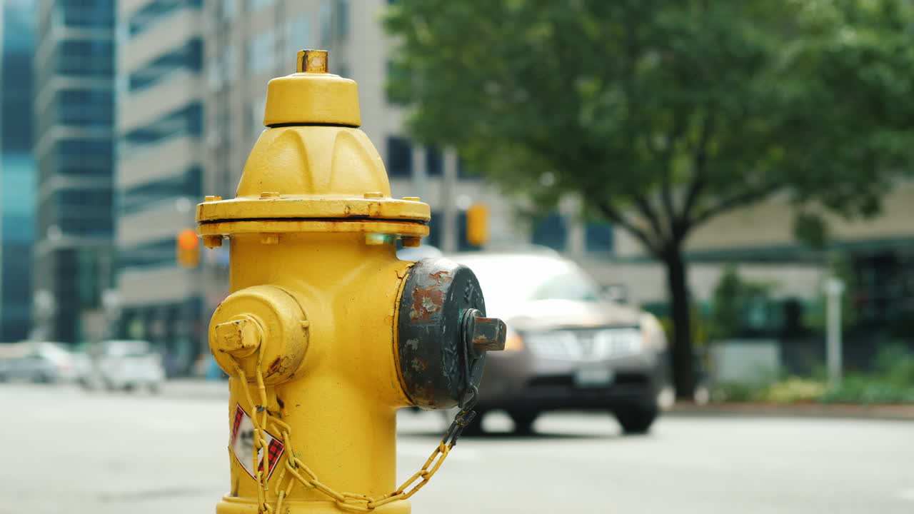 hidrante amarillo por calle concurrida