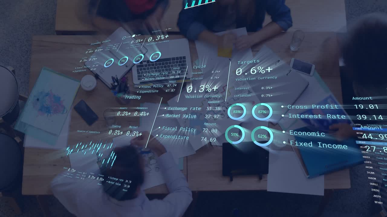 animación del procesamiento de datos financieros sobre diversas personas de negocios en la oficina