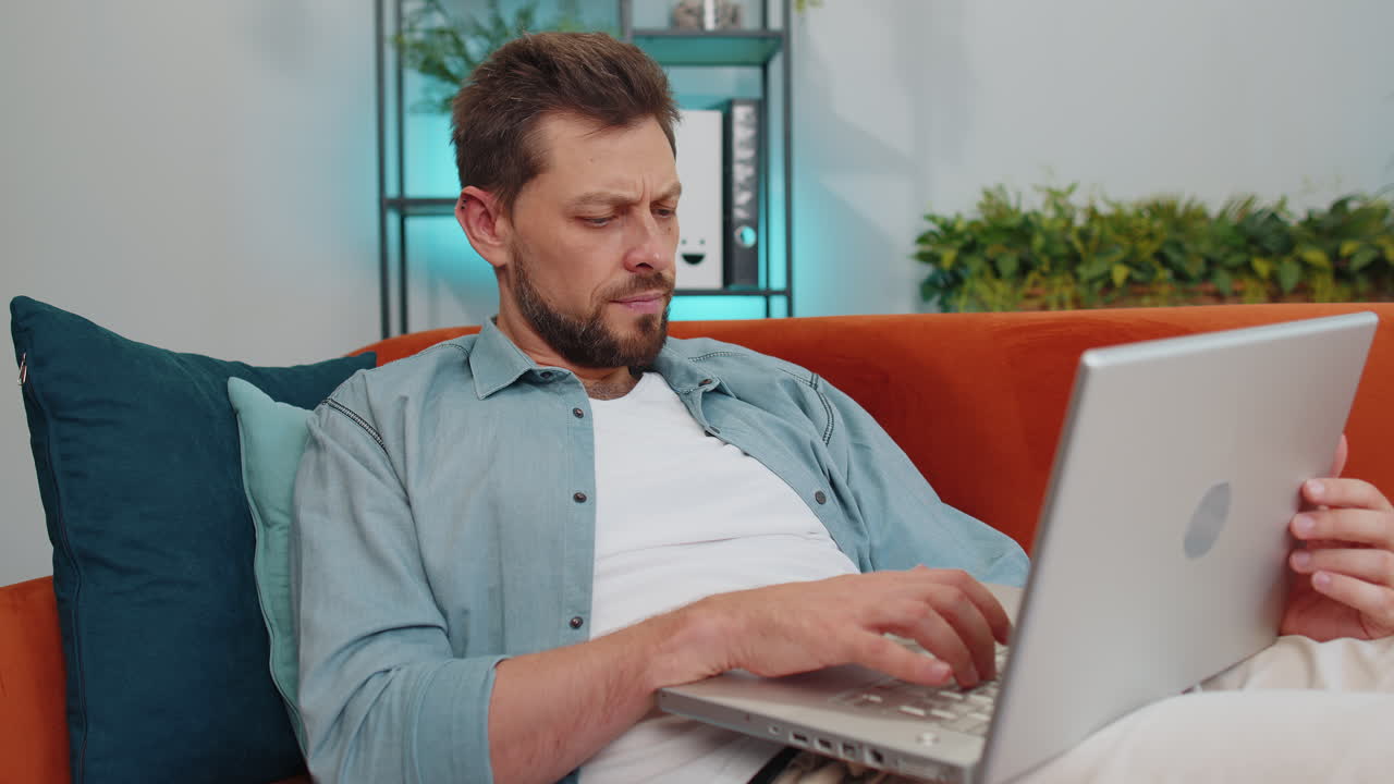 joven trabajador independiente cansado que usa una computadora portátil que sufre de dolor de cabeza problema de tensión y migraña, estrés