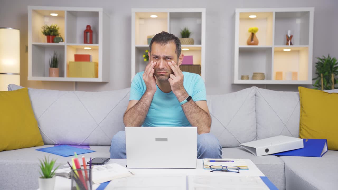 el trabajador de oficina en casa tiene dolor en los ojos.