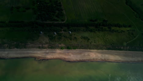 Sandige-Küste-Der-Ostsee-Mit-Fließenden-Wolken,-Luftaufnahme-Von-Oben-Nach-Unten