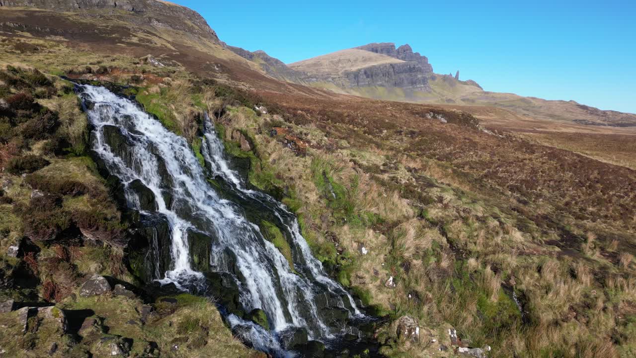 cámara lenta alejarse de la cascada en el desierto escocés con el storr en brides veil falls trotternish isle of skye