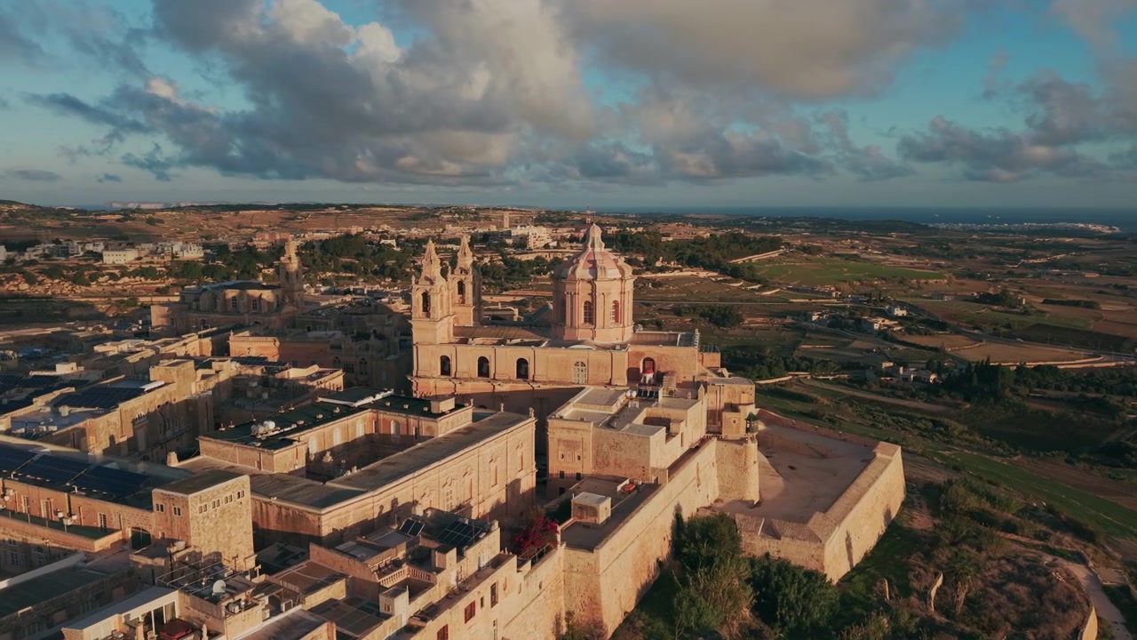 Vista aerea della Cattedrale di Mdina e della città storica a Malta