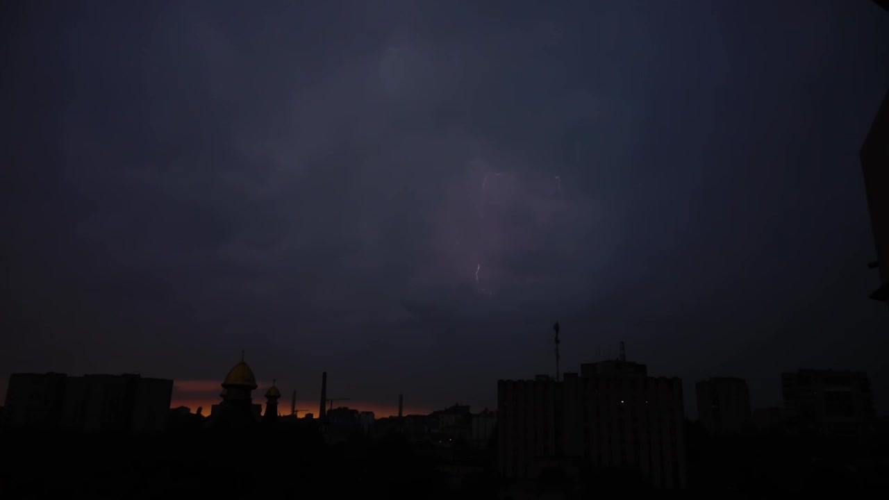 Temporale e fulmini tra le nuvole