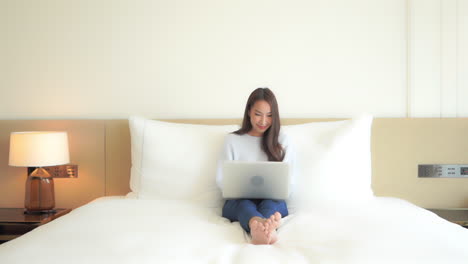 Mujer-Trabajando-Con-Una-Laptop-En-La-Cama,-Teletrabajo-Durante-El-Bloqueo-De-La-Corona