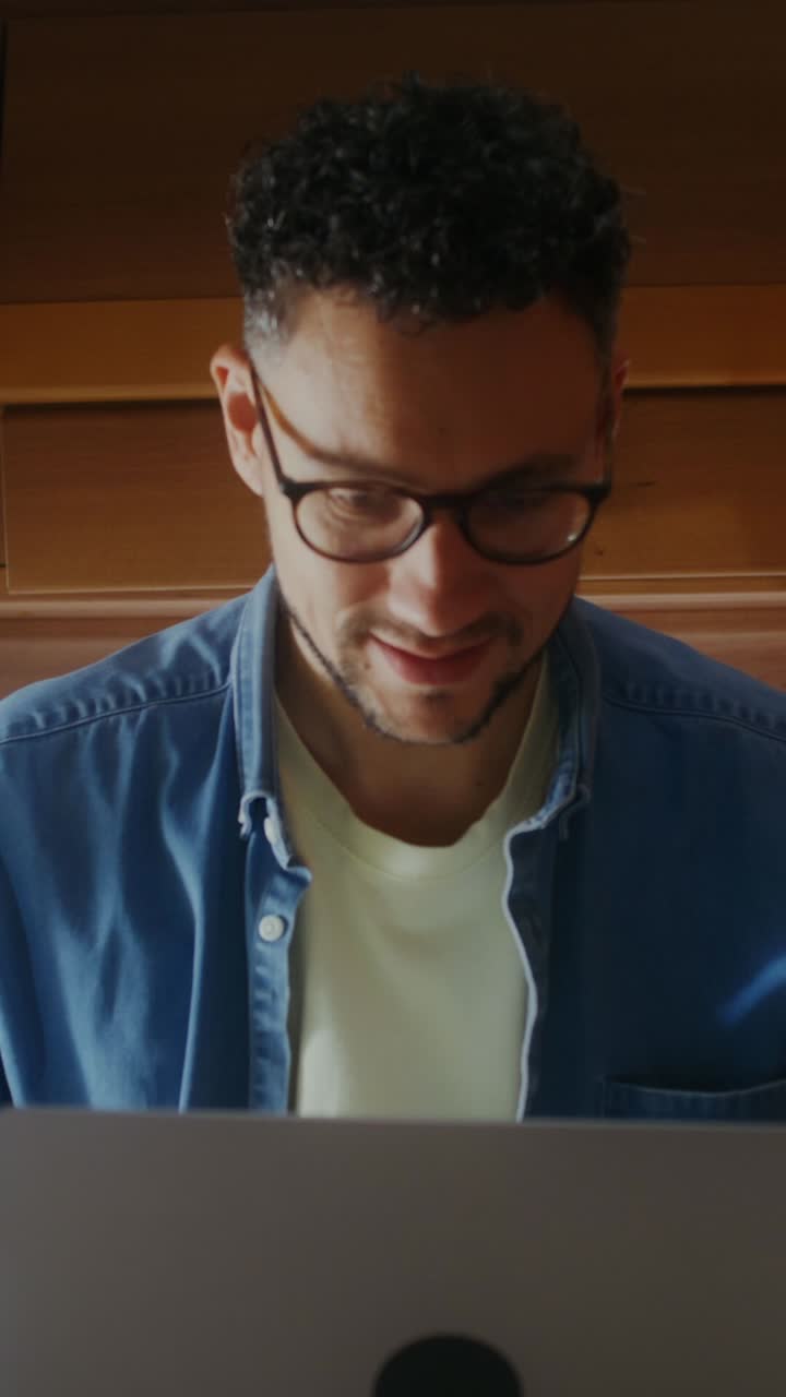 hombre trabajando en una computadora portátil