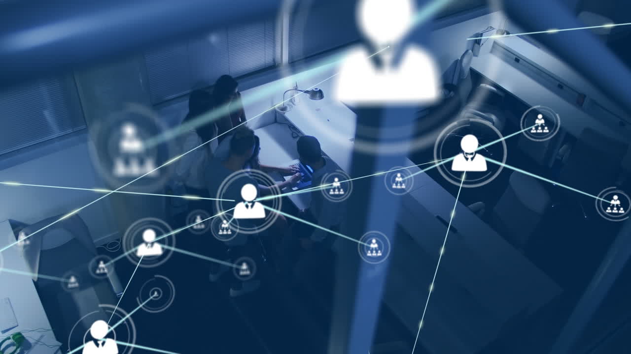 사무실에서 토론하는 다양한 사업가들의 상공에서 볼 수 있는 프로파일 네트워크의 애니메이션