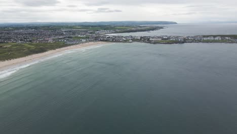 las tranquilas aguas de marea de portrush whiterocks beach irlanda antena