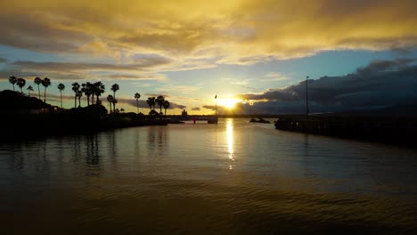 puesta de sol sobre el memorial uss utah en hawaii pearl harbor