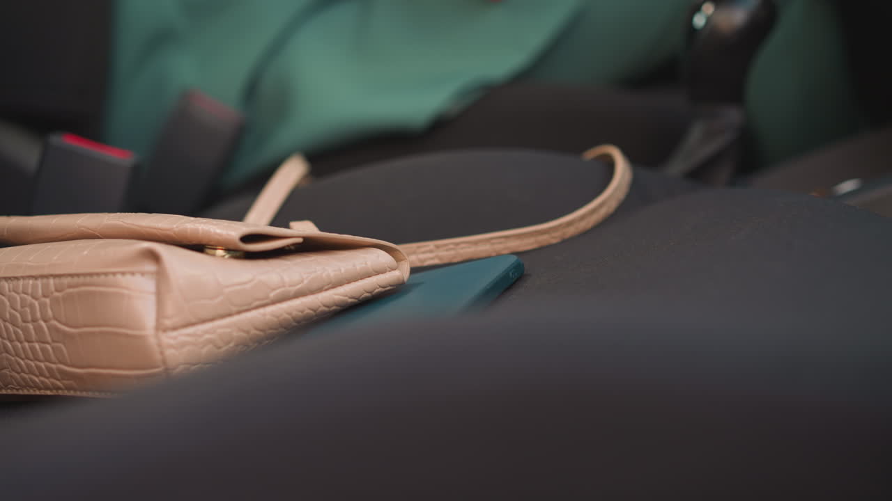 짜증 난 여자 가 차 의 탑승자 좌석 에 휴대 전화 를 던진다