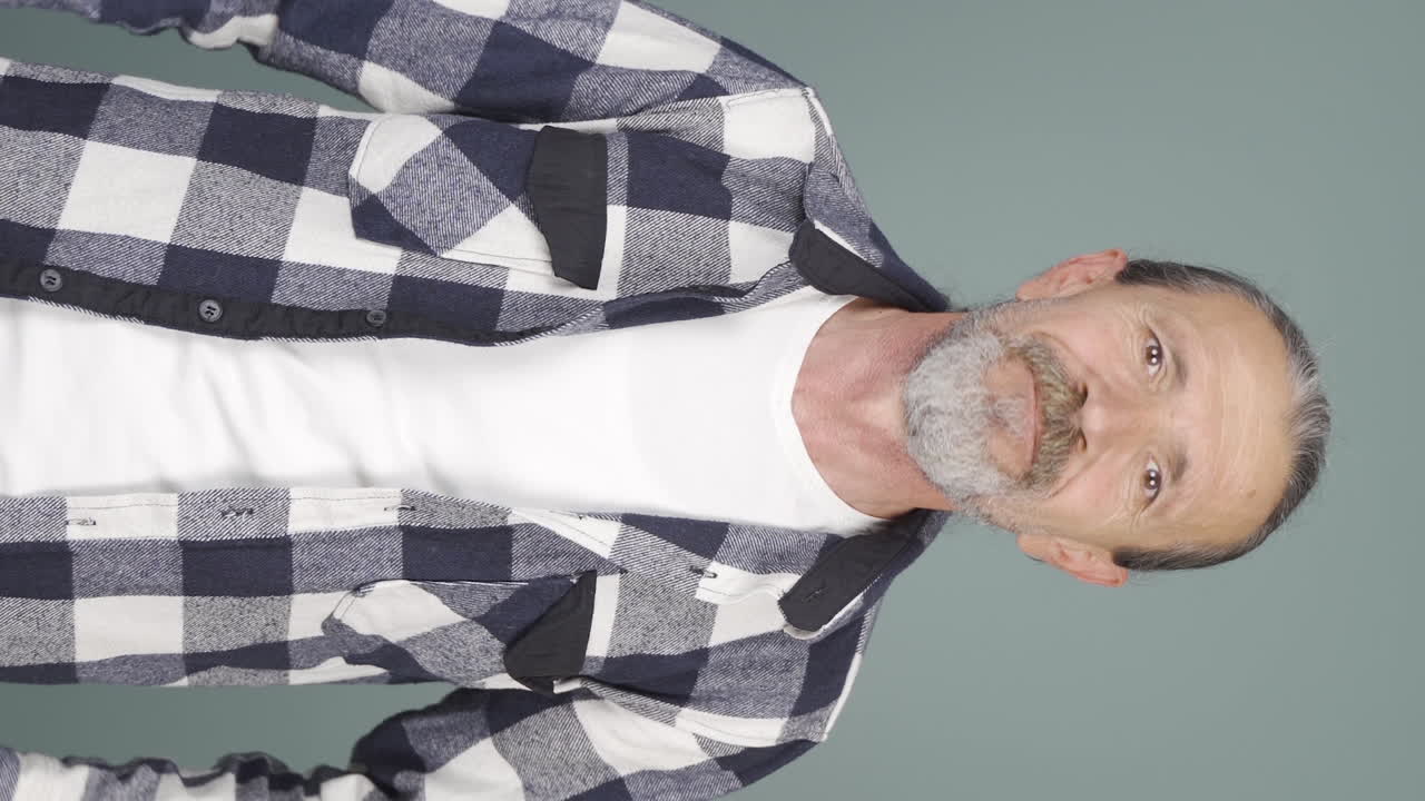 카메라에 마음을 보여주는  ⁇ 은이의 수직 비디오.