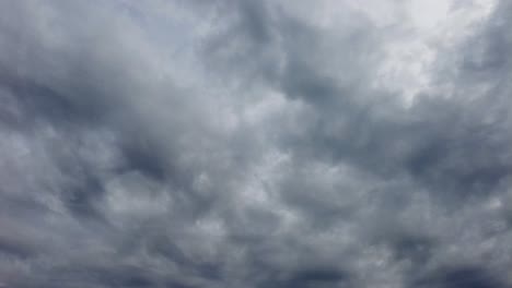 una vista de nubes oscuras en el cielo cambiante