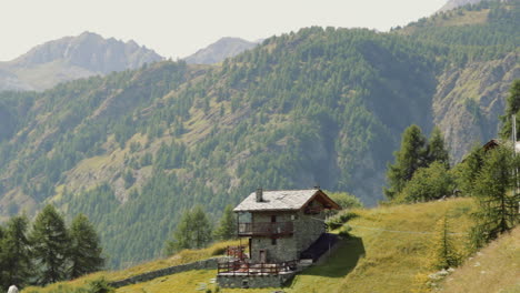 chalet de montaña en los alpes italianos