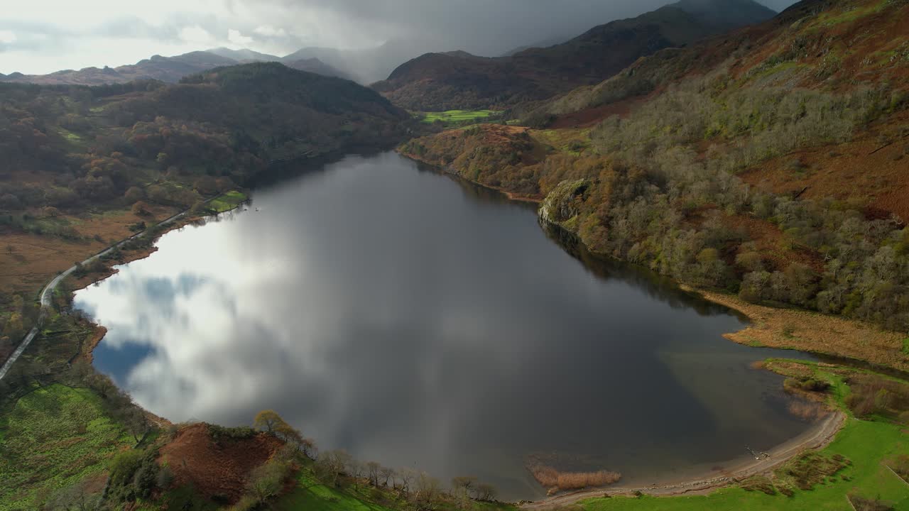 lago llyn gwynant en el parque nacional de snowdonia en gales, reino unido - antena