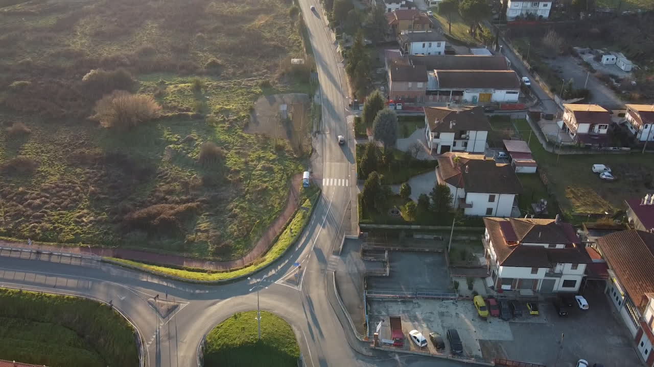 Insolita doppia rotonda con canale d'acqua al centro.