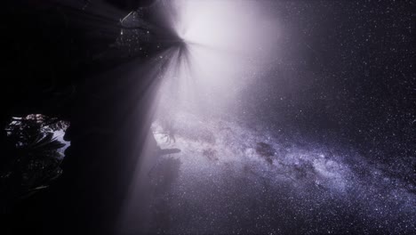 rutas de estrellas de astrofotografía de 4k sobre las paredes del cañón de piedra arenisca