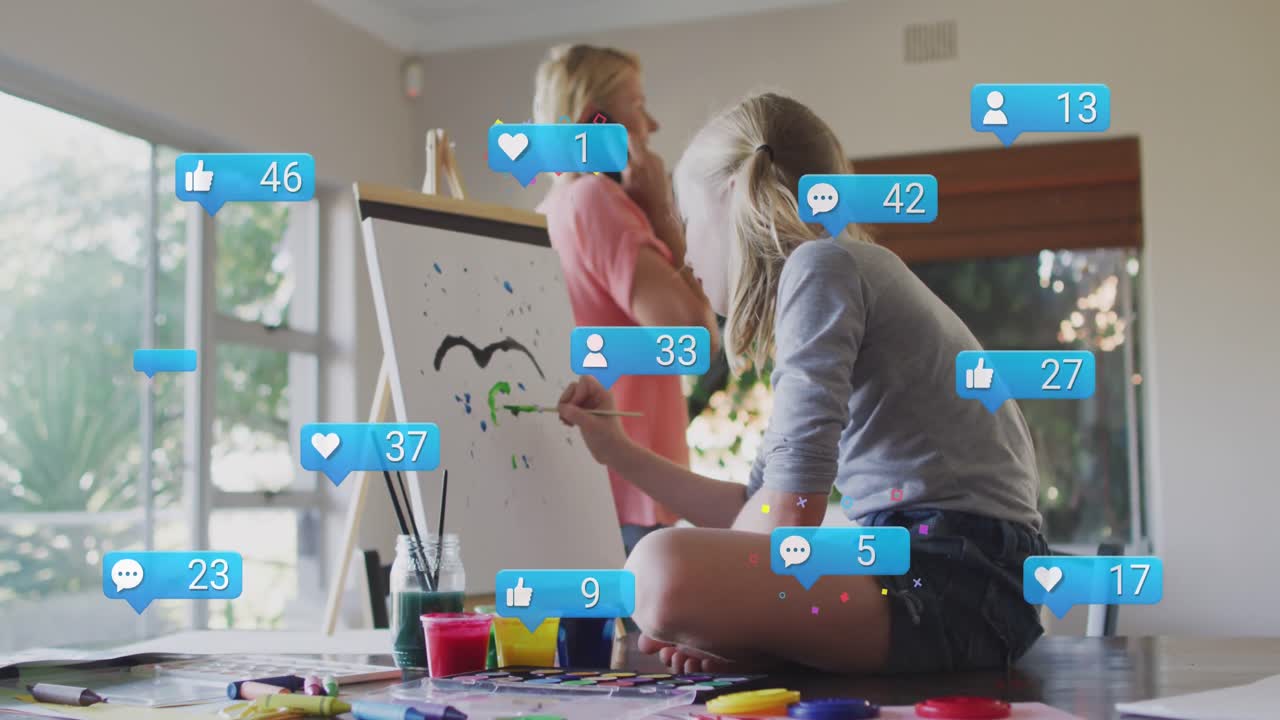 어머니가 드폰으로 대화하고 딸이 집에서 그림을 그리는 것에 대한 알림 바의 애니메이션