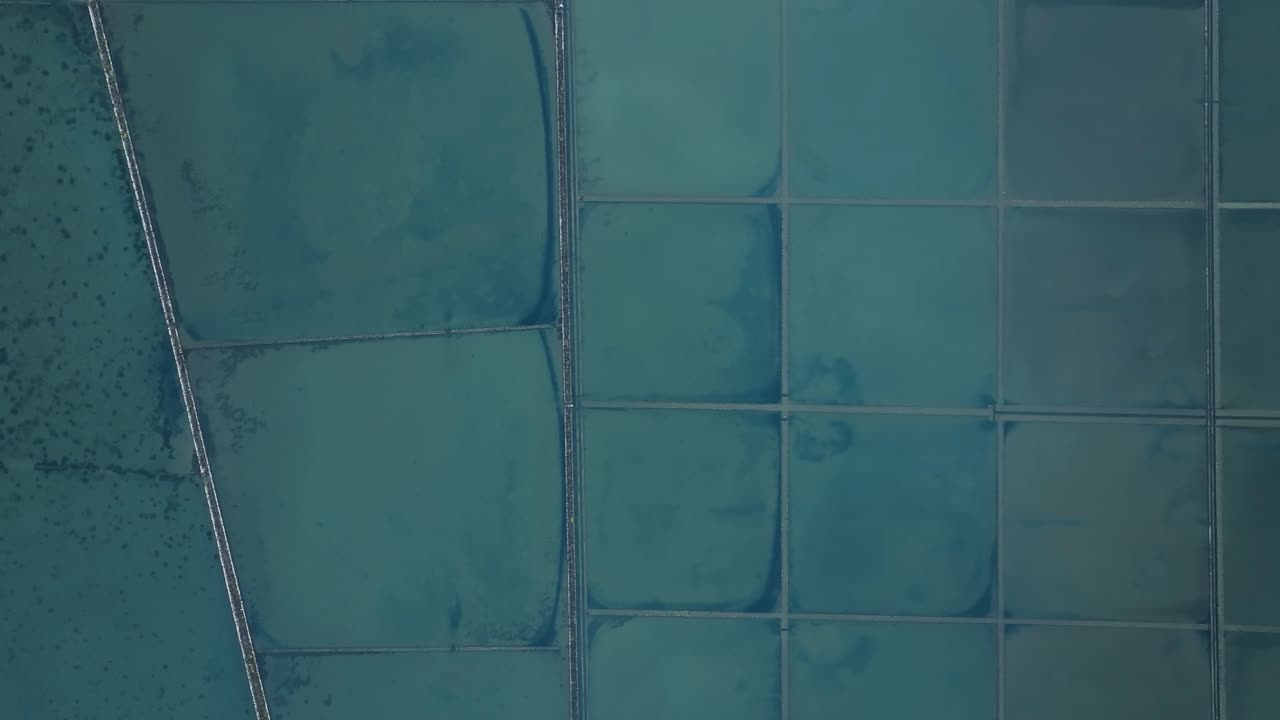 fotografía de gran altitud de una zona rural de campos de sal de piedra, croacia en un día nublado.