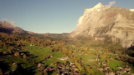 Imágenes-Aéreas-De-Drones-Empujando-Sobre-El-Pueblo-De-Grindelwald-Al-Atardecer