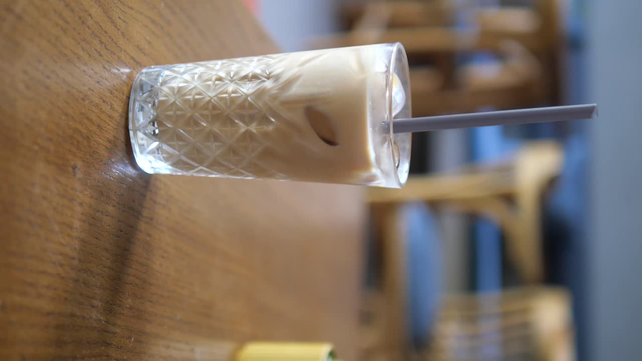 유리에 아이스 커피