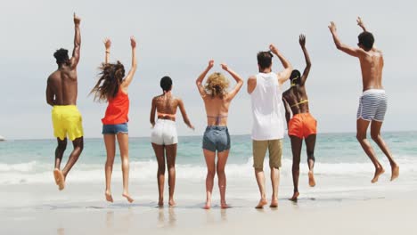 Grupo-De-Amigos-Mestizos-Bailando-Juntos-En-La-Playa-4k