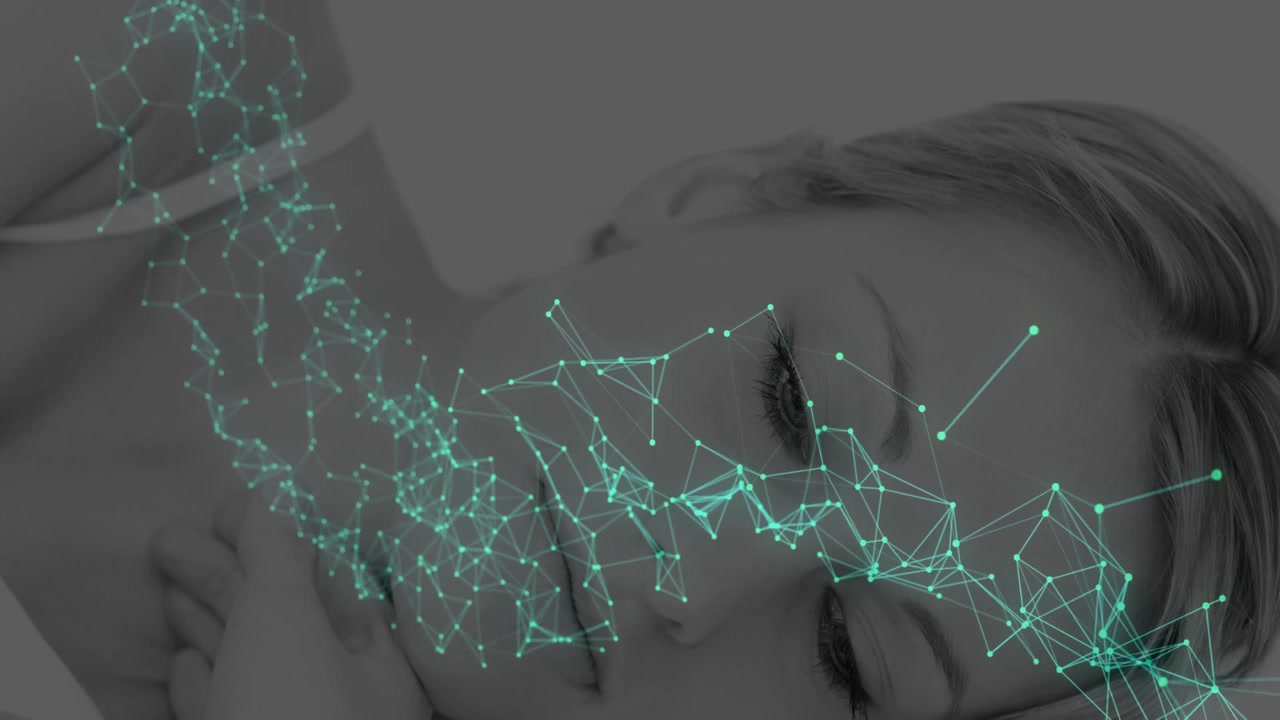 Donna adulta sdraiata su una superficie da studio, che mostra una rete a maglie color verde acqua che mappa il viso per la tecnologia