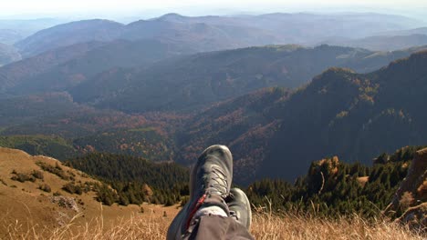 moviendo los pies desde una hermosa vista a la montaña