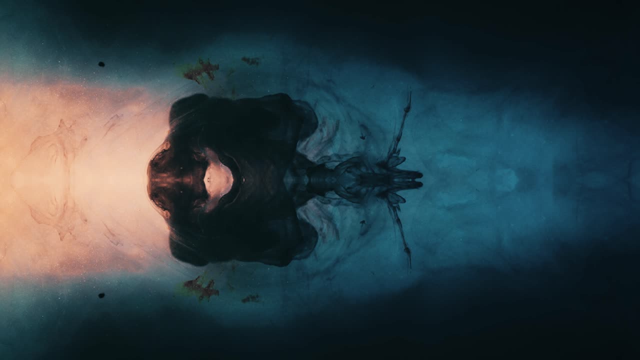 vista vertical de tinta de color negro en el fondo abstracto