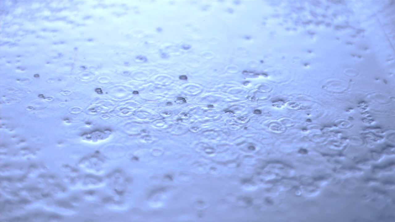 바닥에 아주 느린 속도로 비가 내리고 있습니다.