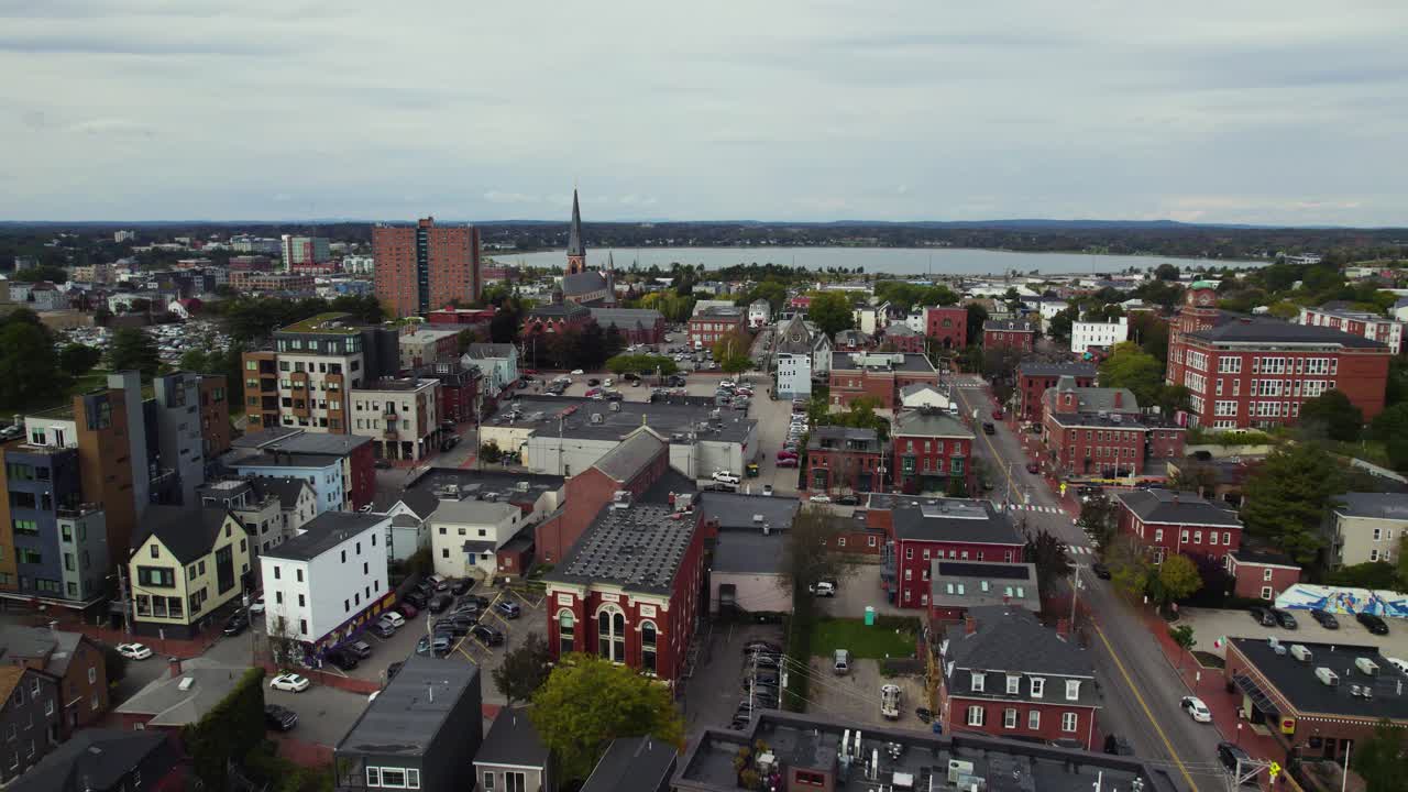 el horizonte del centro de la ciudad de harbor de portland en maine, toma aérea