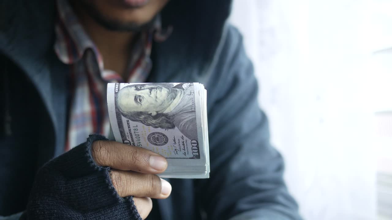 persona que tiene dólares