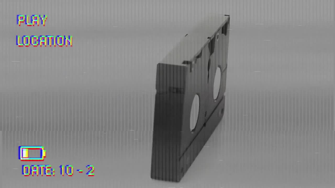 анимация видеокассеты, вращающейся на интерфейсе воспроизведения, с помехами, на сером фоне