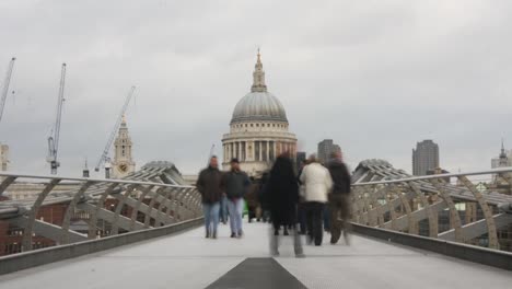 Zeitraffer-Der-Millennium-Bridge-In-London-03